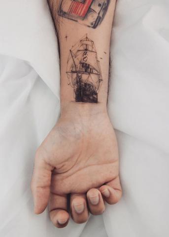 Tatuaż statek na ręce