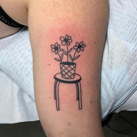 Tatuaż stolik z kwiatkami