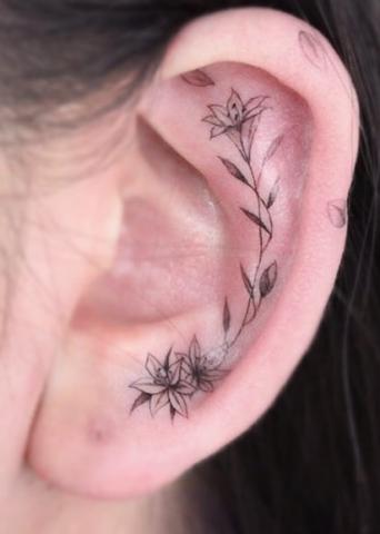 tatuaż w uchu damski