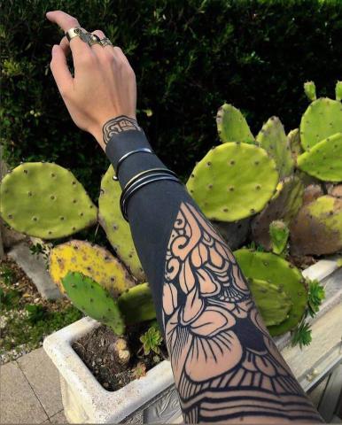 Tatuaże damskie rękaw ręka