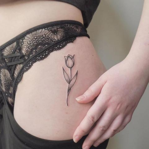 Tatuaże damskie tulipan