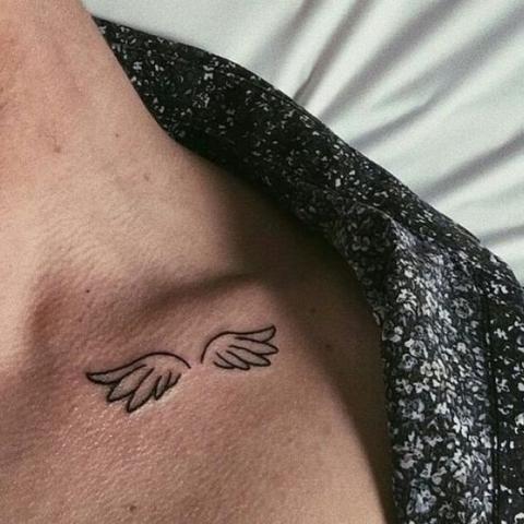 Tatuaże skrzydła obojczyk