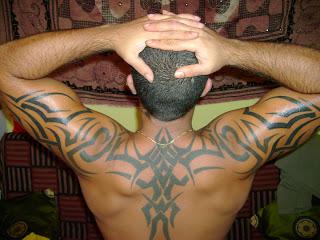 Tribal  męski tatuaż 