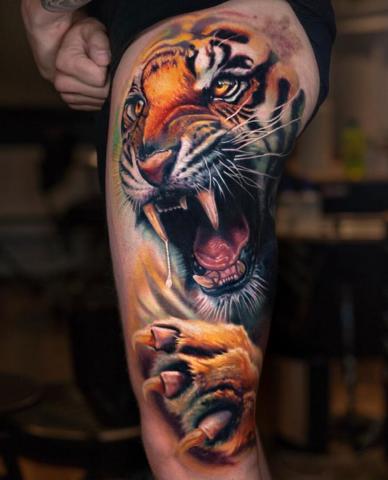 Tygrys na nodze męski tatuaż