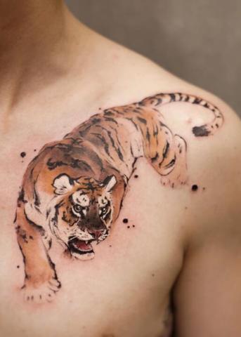 Tygrys na obojczyku tatuaż
