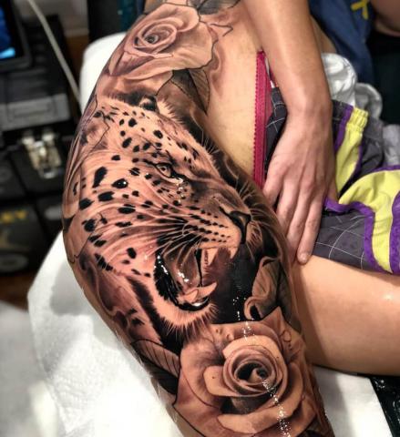 Tygrys tatuaż damski na udzie