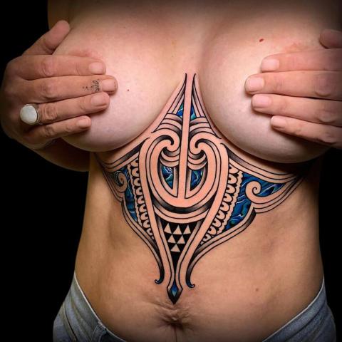 Urokliwy damski tatuaż pod piersią