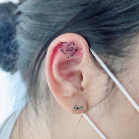W uchu tatuaże