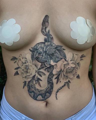 Wąż kobiecy tatuaż na brzuchu