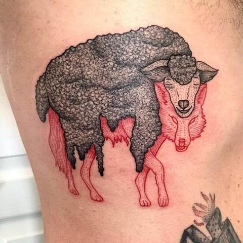 Wilk w owczej skórze tatuaż