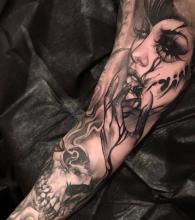 Kobieta twarz na ręce tatuaż